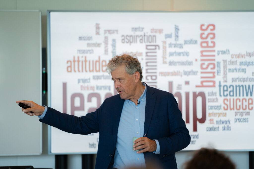 Charles Groenhuijsen tijdens een lezing over leiderschap