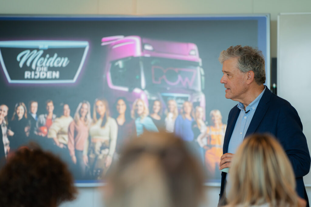 Charles Groenhuijsen tijdens een lezing over de opmars van vrouwen