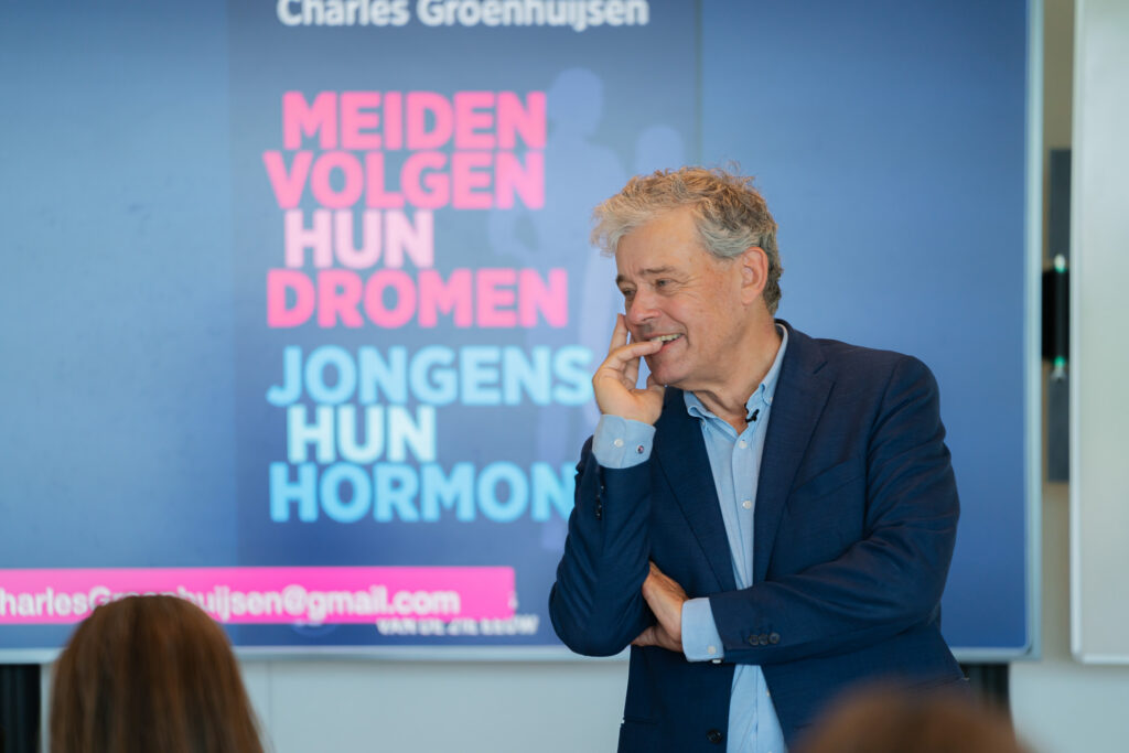 Charles Groenhuijsen tijdens de lezing De opmars van vrouwen