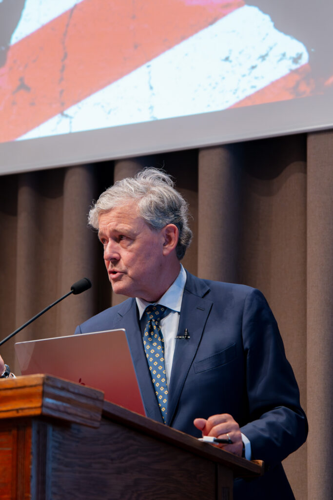 Charles Groenhuijsen achter de katheder