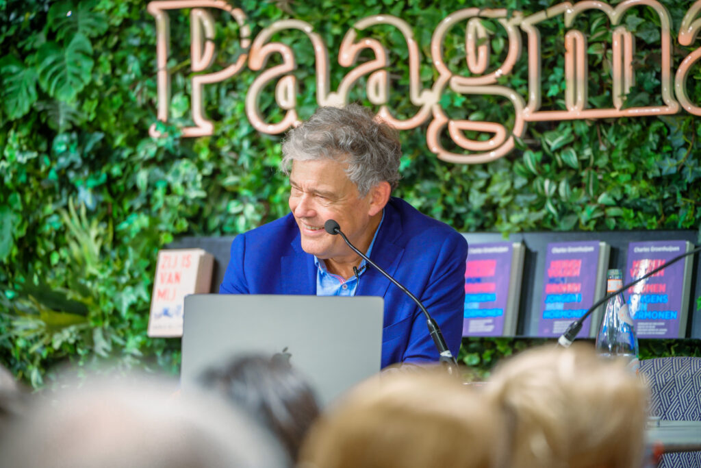Charles Groenhuijsen lachend tijdens een boekpresentatie
