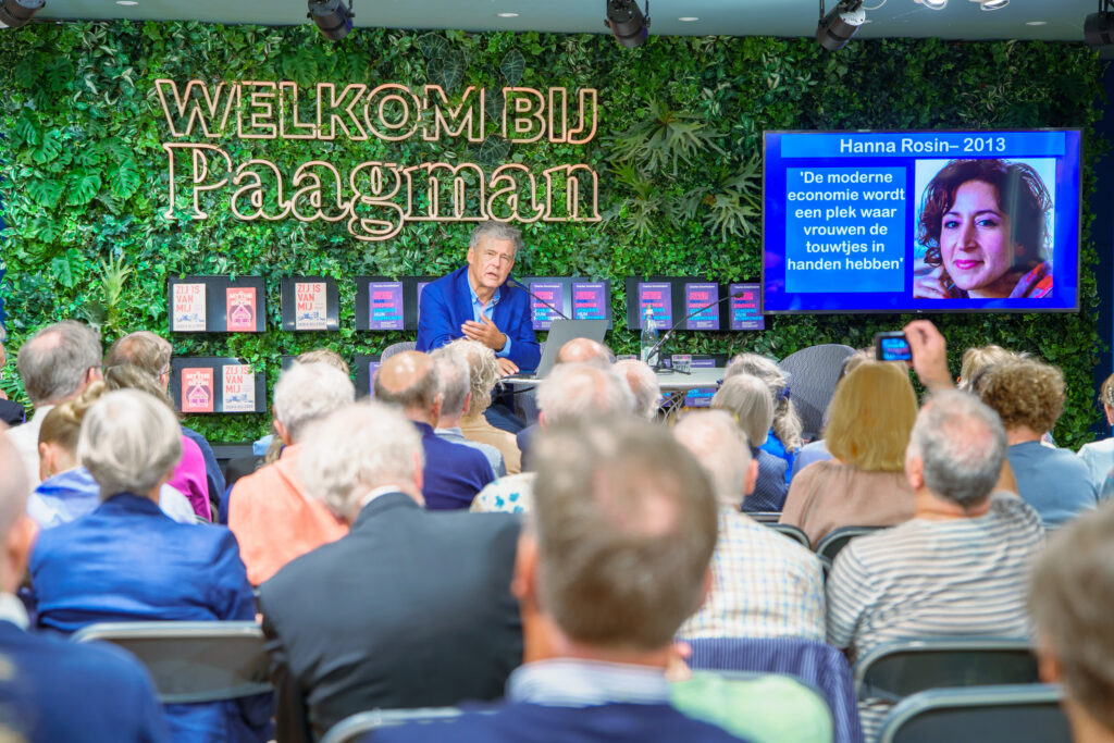 Een volle zaal bij een optreden van Charles Groenhuijsen
