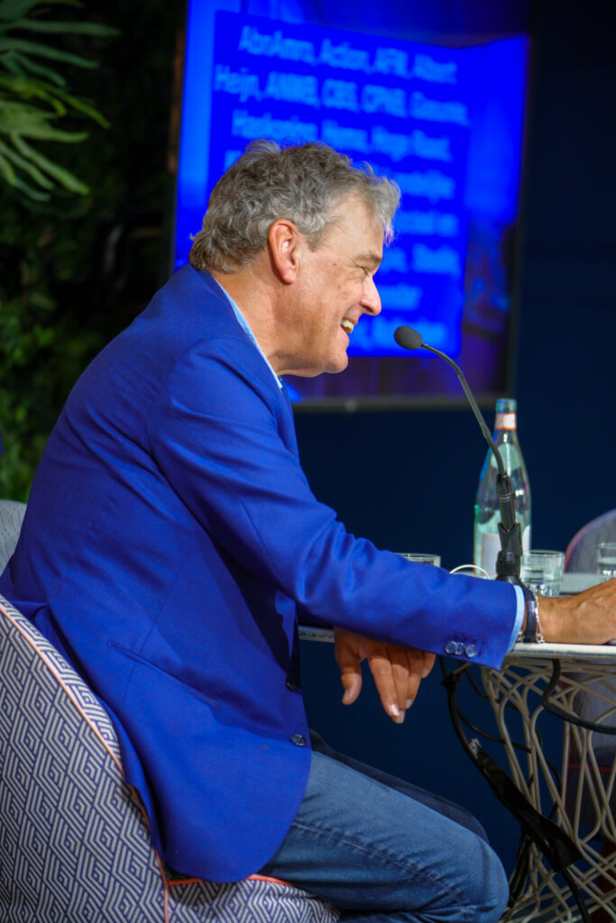Charles Groenhuijsen in gesprek op het podium