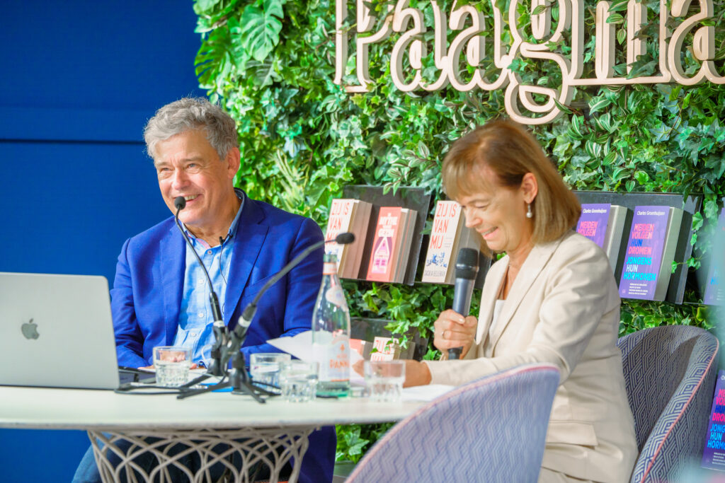 Charles Groenhuijsen in gesprek op het podium