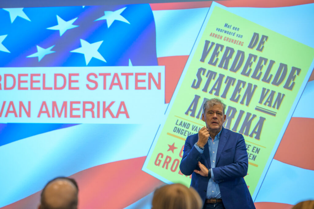 Charles Groenhuijsen bij zijn lezing over De Verdeelde Staten van Amerika