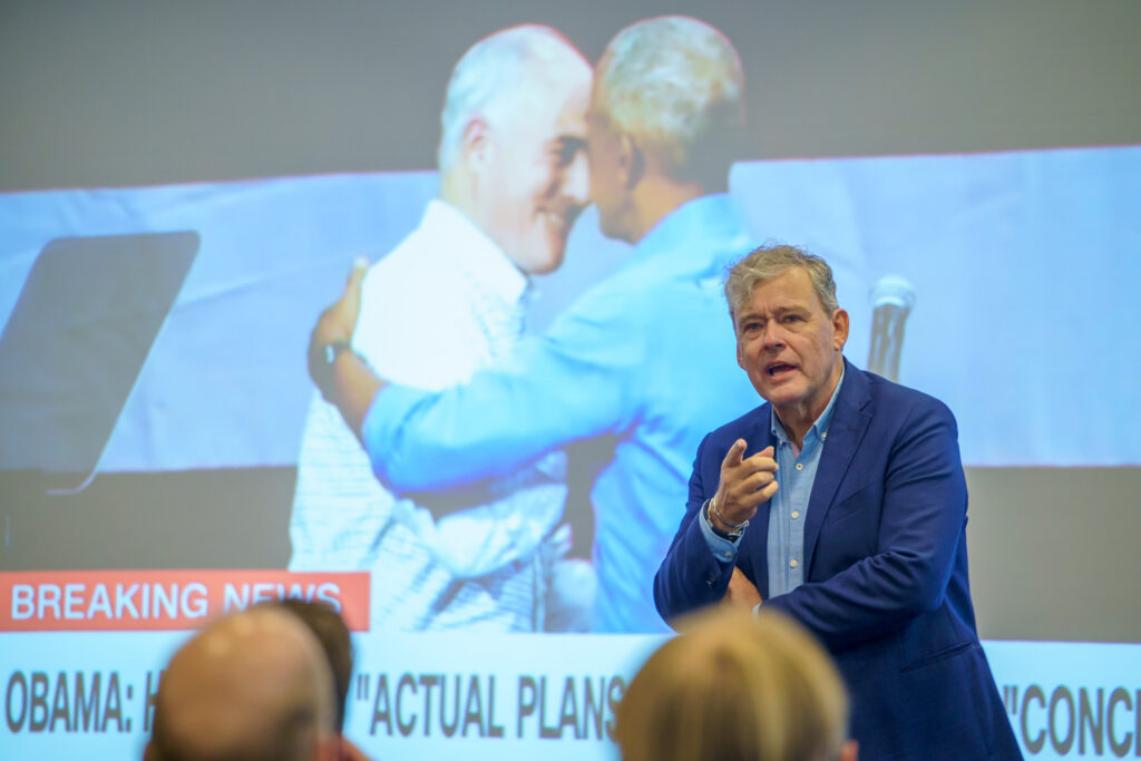 Charles Groenhuijsen tijdens een lezing over de Amerikaanse verkiezingen