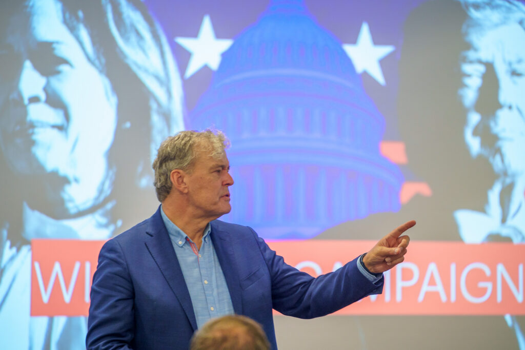 Charles Groenhuijsen tijdens een lezing over Amerika
