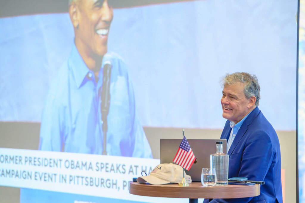 Charles Groenhuijsen in gesprek tijdens een lezing over Amerika