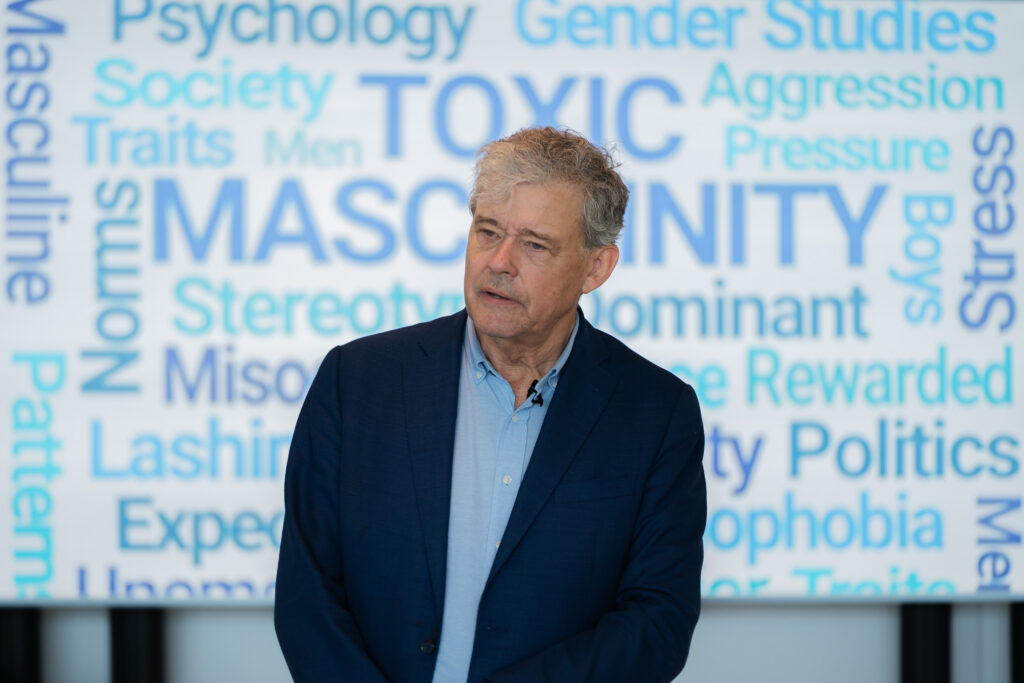 Charles Groenhuijsen tijdens een lezing over mannelijkheid en politiek