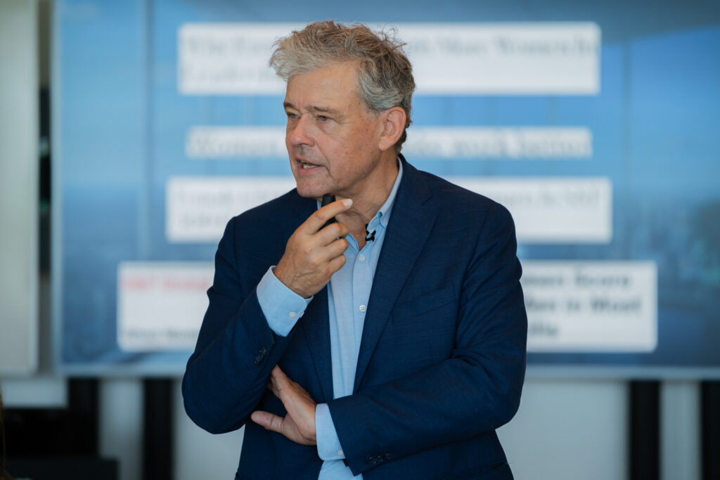 Charles Groenhuijsen tijdens een lezing
